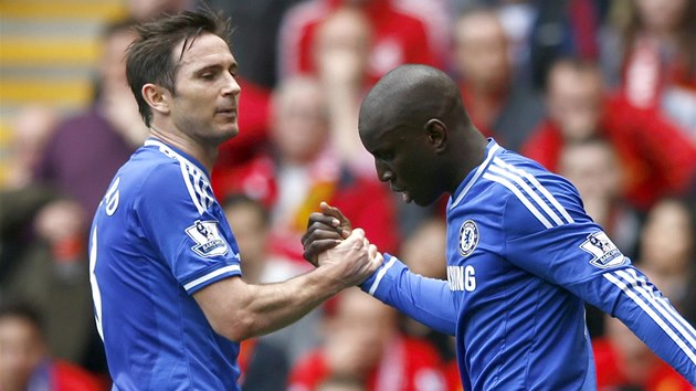 VEDEN. Frank Lampard (vlevo) gratuluje Dembovi Ba, svmu spoluhri z Chelsea, ke glu, kter vstelil Liverpoolu.