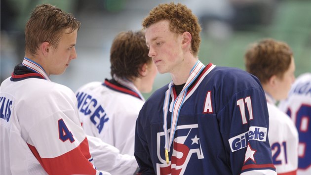 GRATULACE SOUPEŘI. Američtí hokejisté byli ve finále mistrovství světa do 18 let lepší.
