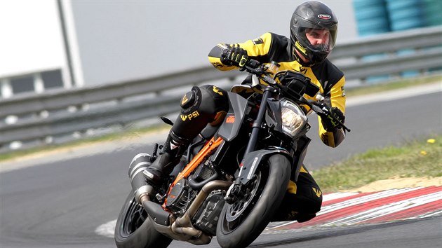 Na okruhu dokáže Super Duke konkurovat i supersportovním motorkám.
