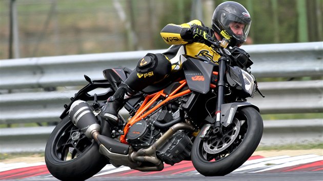 Na okruhu doke Super Duke konkurovat i supersportovnm motorkm.