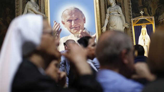Vc se modl v jednom z vatiknskch svatostnk vedle portrtu bvalho papee Jana Pavla II. (27. dubna 2014)