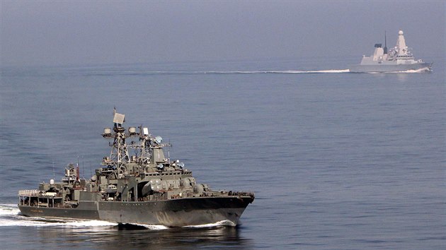 Britský torpédoborec HMS Dragon (v pozadí) sleduje ruskou válenou lo  Kulakov