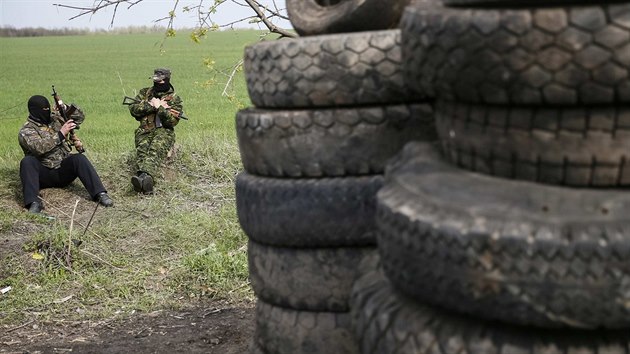 Prorut radiklov u kontrolnho stanovit pobl ukrajinskho Slavjansku, kde se v noci na nedli odehrl ozbrojen tok (20. dubna 2014).