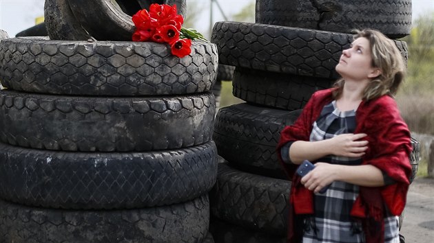 Obyvatelka Slavjansku u kontrolnho stanovit, kde se v noci na nedli odehrl ozbrojen tok (20. dubna 2014).