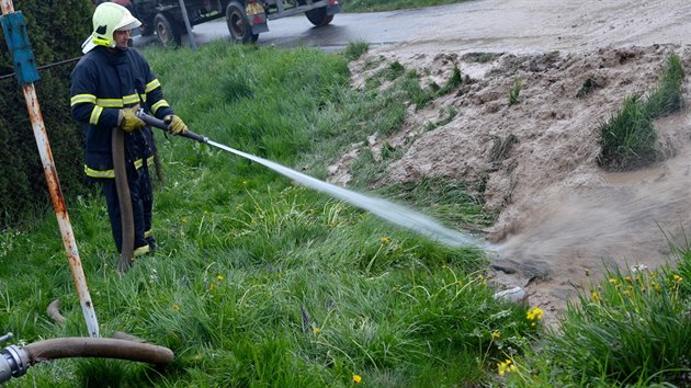 Hasiči čistili ulici ve Staré Vsi nad Ondřejnicí i proudem vody z hadice. (23. dubna 2014)