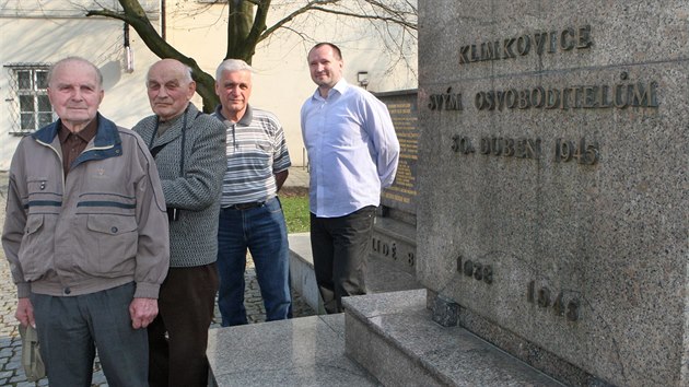 Karel Monsport (zleva), Ludvík Monsport, kronikář Jiří Pichl a místostarosta Jakub Unucka před pomníkem osvobození v centru Klimkovic.