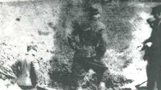 Uniktn fotografie krteru po dopadu letounu Vasilije Staka v dubnu 1945.