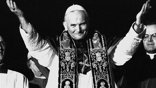 Nový papež Karol Wojtyla, který přijal jméno Jan Pavel II., zdraví v roce 1978 davy věřících shromážděných na náměstí svatého Petra ve Vatikánu.