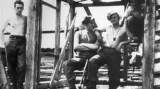 Karol Wojtyla (druhý zprava) v roce 1939 při stavebních pracích v rámci vojenského výcvikového kempu.