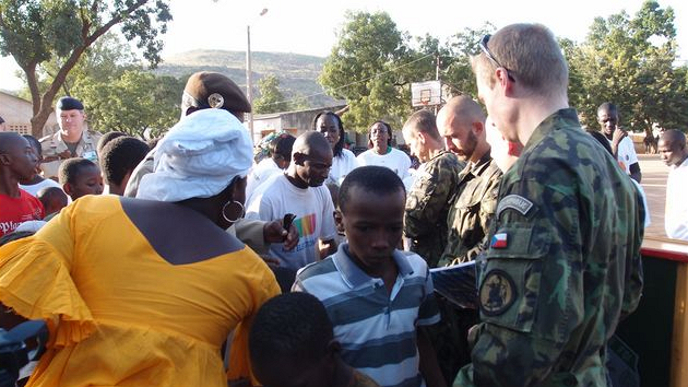 et vojci se v Mali podlej na distribuci humanitrn pomoci. Jejich hlavnm kolem je ochrana velitelstv mise.
