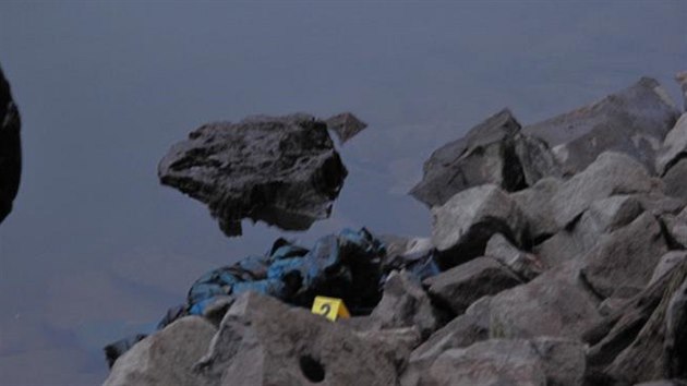 Mu� byl zabalen� do modr� plachty z PVC.