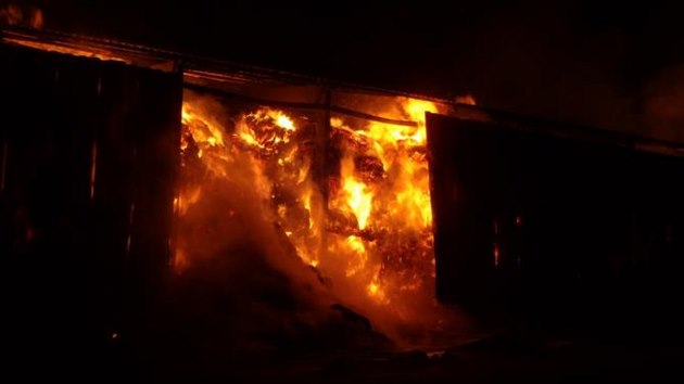 Požár v Holíně na Jičínsku zachvátil skladovací halu s loňským senem.