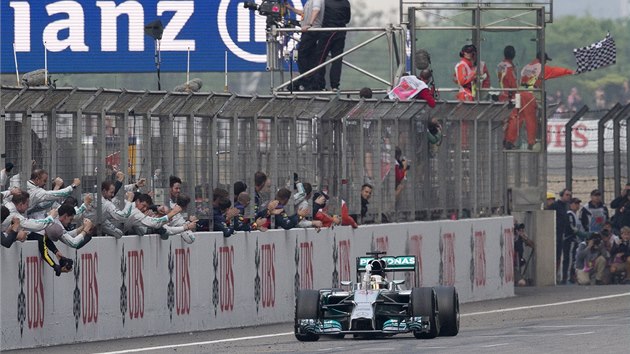 TOHLE NENÍ CÍL. V této chvíli jet Lewis Hamilton netuil, e tím správným