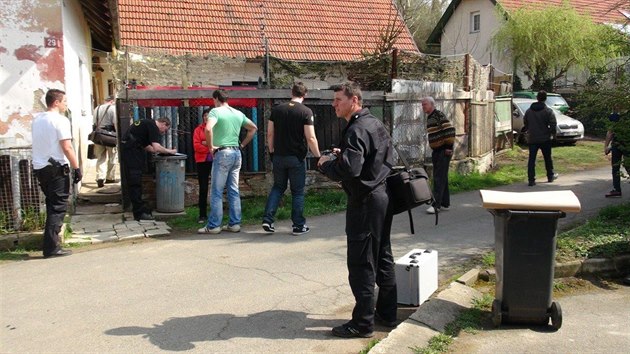 Policie zasahuje v domě v Chotyši na Kolínsku, kde čtveřice v čele s kytaristou kapely Plexis vyráběla drogy.