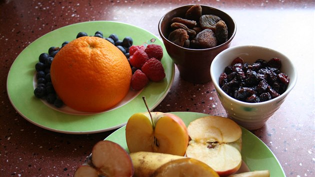 Ovoce je nejlepší čerstvé a tuzemské. Mimo sezonu ho doplňte sušeným nesířeným ovocem, případně citrusy a podobně.