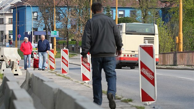 Pro chodce a dopravu MHD zůstane zatím Pražský most otevřen.