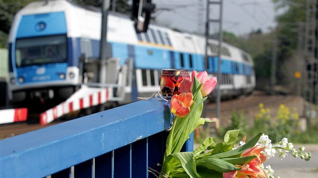 Obyvatel Uhnvsi dali kvtiny na pejezd, pobl kterho spchala skokem pod vlak sebevradu Iveta Bartoov.