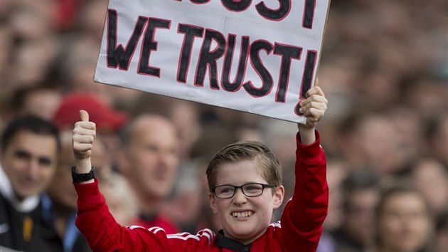 MÁ DŮVĚRU. Fanoušci Manchesteru United vítali zaskakujícího trenéra Ryana Giggse i tímto transparentem.