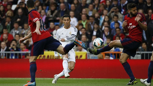 GLOV RNA. Cristiano Ronaldo z Realu Madrid pl na branku Osasuny. A mi v cest do branky nikdo nezabrn.