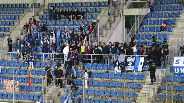 FANOUCI NA ODCHODU. Píznivci Olomouce opoutjí tribuny. Z ochoz odcházejí...