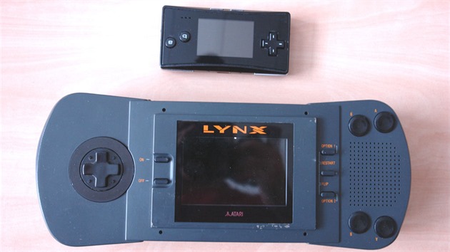 Prvn verze Atari Lynx, na kterm je Gameboy Micro.