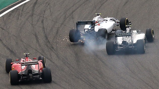 JISKIV KOLIZE. Valtteri Bottas (vlevo) a Nico Rosberg ve Velk cen ny formule 1. 