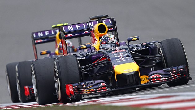 RED BULLY V AKCI. Sebastian Vettel a Daniel Ricciardo ve Velk cen ny formule 1. 
