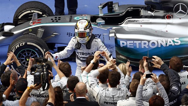 DKY VM. Lewis Hamilton slav s tmem Mercedesu vtzstv ve Velk cen ny. 