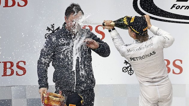 TUM! Nico Rosberg splchl po Velk cen ny formule 1 manaera tmu Mercedes Rona Meadowse sprchou ampaskho. 