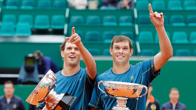 Mike Bryan (vlevo) a Bob Bryan s trofejemi pro vtze turnaje v Monte Carlu. 