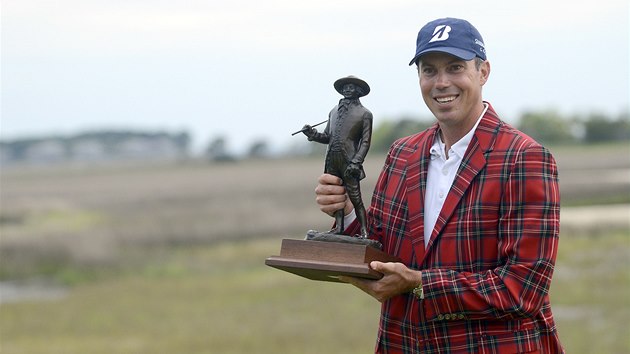 Matt Kuchar s trofej pro vtze turnaje v Hilton Head. 