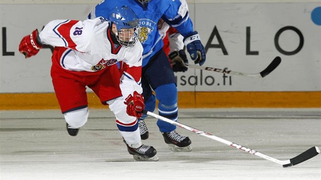 Michael paek v dresu esk hokejov osmnctky v utkn proti Finsku. 