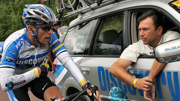 Lance Armstrong a manaer jeho týmu Johan Bruyneel pi Tour de France 2005. 