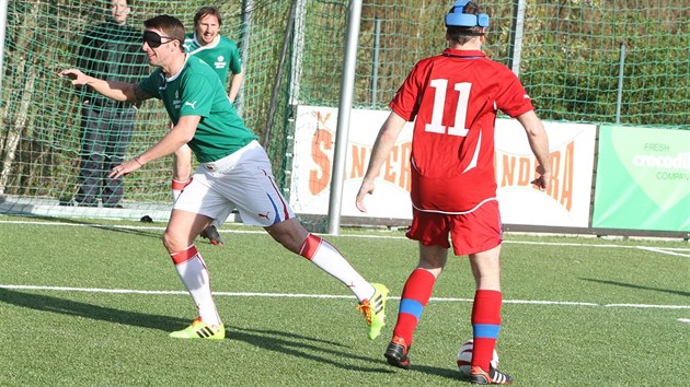 Zdenk Grygera (v zelenm) si zkou fotbal nevidomch.