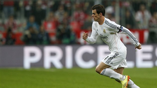 tonk Gareth Bale z Realu Madrid s mem podnik tok smrem na brnu Bayernu Mnichov.