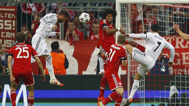 Obrnce Sergio Ramos z Realu Madrid prv dv gl do st Bayernu Mnichov v semifinlov odvet Ligy mistr.