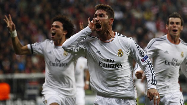 Obrnce Sergio Ramos z Realu Madrid se raduje ze vstelenho glu.