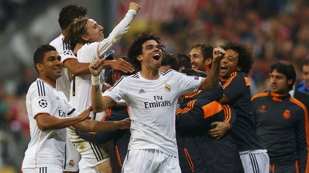 Fotbalisté Realu Madrid se radují z postupu do finále Ligy mistrů.