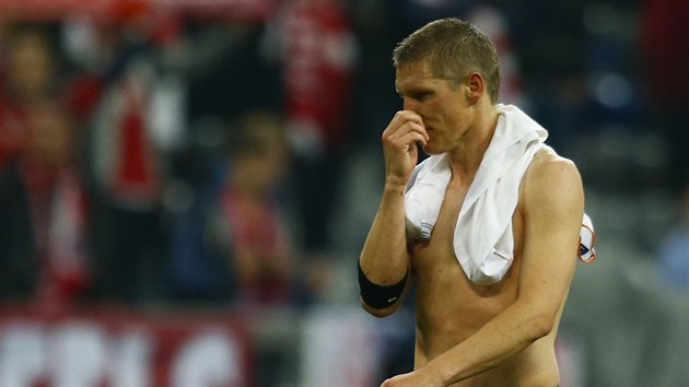 Záložník Bastian Schweinsteiger z Bayernu Mnichov opouští hřiště po prohraném semifinále Ligy mistrů.