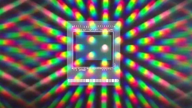 Senzor fotoapartu Lytro Illum m kapacitu 40 Megaray. Patentovan technologie mikrooek umouje zachytit barvu, intenzitu a smr svtelnch paprsk dopadajcch do objektivu fotoapartu. Vsledkem nen jen zachycen plochho obrazu, ale "ivho, interaktivnho okna do reality".