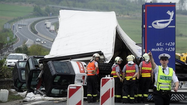 Pevrácený kamion na dálnici D5 u Ejpovic zablokoval oba jízdní pruhy ve smru...