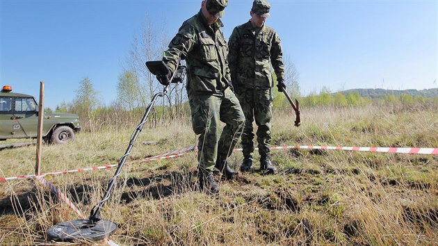 Vojci provd i podpovrchov przkum s detektorem kov do hloubky piblin 30 cm.