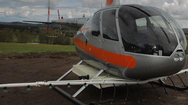 Josef Svěcený je jediný v republice, kdo poskytuje zemědělcům možnost postřiku polí vrtulníkem. Tato metoda je rychlejší a levnější než použití běžné kolové zemědělské techniky.