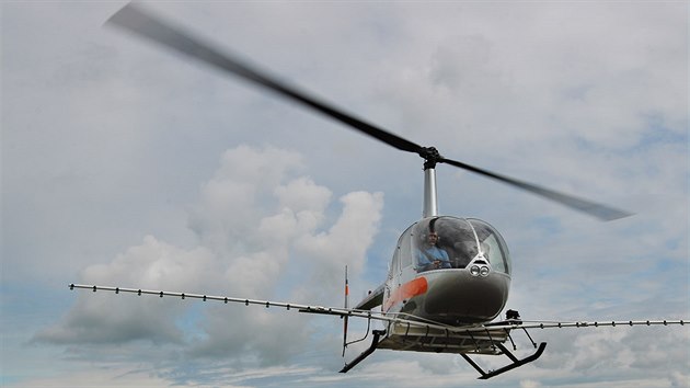 Josef Svěcený je jediný v republice, kdo poskytuje zemědělcům možnost postřiku polí vrtulníkem. Tato metoda je rychlejší a levnější než použití běžné kolové zemědělské techniky.