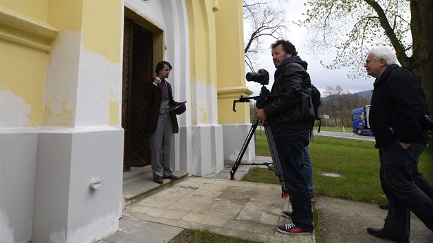 Novozlandsk herec a reisr Julian Arahanga natel ve Valaskch Kloboukch.