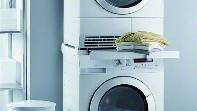 Při umístění pračky a sušičky na sebe se doporučuje použít takzvaný spojovací mezikus na odložení prádla.