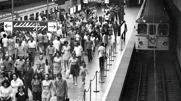 Stanice Muzeum. Od oteven metra 9. kvtna 1974 jezdily na trase C mezi Kaerovem a Sokolovskou (dnes Florenc) trojvozov  soupravy. V srpnu 1975 byly prodloueny na tyvozov a od nora 1979 na plnovanch pt voz.