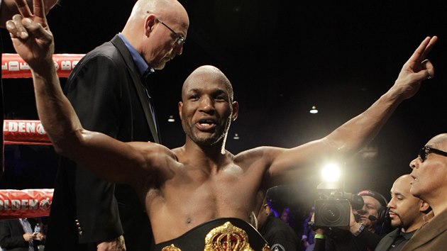 Bernard Hopkins (vlevo) s psem ampiona  IBF.