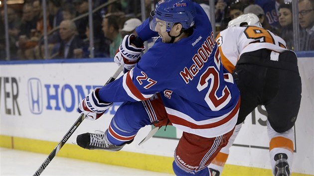 Jakub Vorek (vpravo) z Philadelphie v souboji s  Ryanem McDonaghem z NY Rangers.