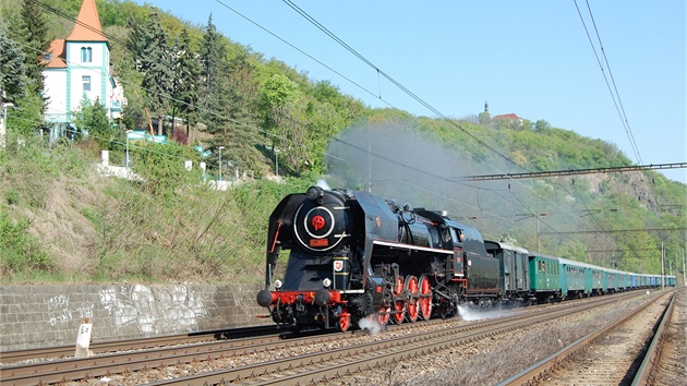 Lokomotiva 475.179 ��lechti�na� projí�dí Malou Chuchlí.